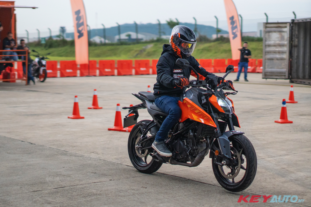 KTM Duke “公爵” 家族 30 周年庆！大马一口气推出 4 款新车：250 Duke、390 Duke、990 Duke、250 ...