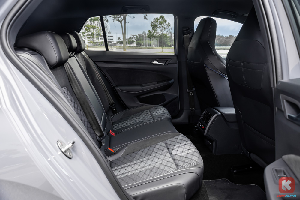 Golf R Line Boot 【车照】Volkswagen Golf R-Line 实拍照,新车价 RM176,580 起!